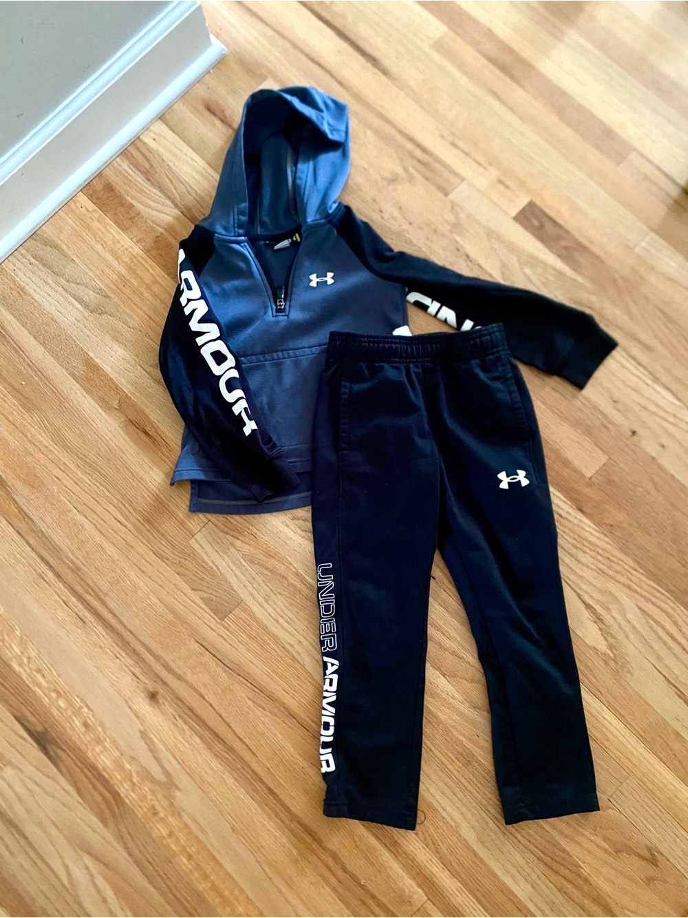 Under Armor 2 Piece Sports Athletic Set Hoodie Sweatshirt Sweatpants Size 4